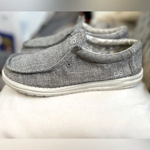 Hey Dude men’s size 10 Wally linen shoes in the color iron